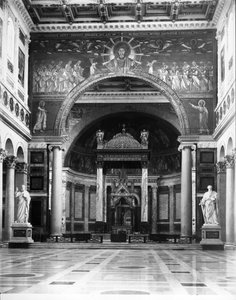 Widok na ołtarz główny zwieńczony tabernakulum autorstwa Arnolfo di Cambio (ok. 1245-1310) oraz z grobowcem św. Pawła poniżej