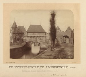 De Koppelpoort w Amersfoort (strona miasta) (tytuł na obiekcie) autorstwa J.W. Wentzel