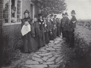 Fundacja Biddenden Maids Charity, rozprowadzająca Chleb i Ser autorstwa J. Benjamin Stone