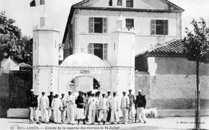 Koszary rekrutów, Francuska Legia Cudzoziemska, Sidi Bel Abbes, Algieria, 14 lipca 1906