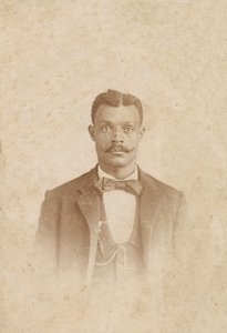 Zdjęcie mężczyzny w garniturze, kamizelce i krawacie, lata 80. - 1900. autorstwa J. W. Taylor