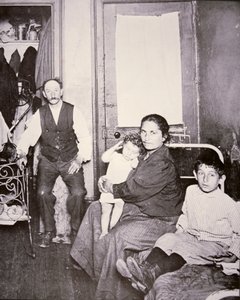 Rodzina imigrantów, Lower East Side, Nowy Jork, ok. 1910 (zdjęcie czarno-białe)