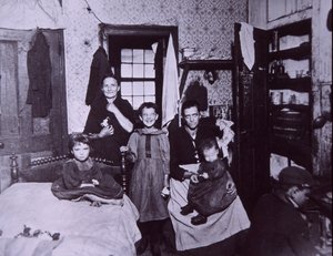 Mieszkanie w slumsach, Nowy Jork ok. 1905 (zdjęcie czarno-białe)