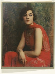 Portret kobiety w czerwonej sukience