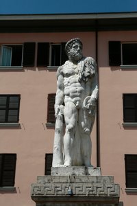 Statua Herkulesa autorstwa Jacopo Sansovino, Brescello, Prowincja Emilia Romagna, Włochy