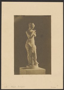 [Posąg kobiety] autorstwa Jacques Alexandre Ferrier