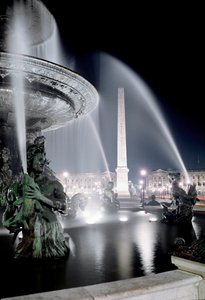 Widok na fontannę wykonaną przez Jacquesa Ignace Hittorffa i obelisk Place de la Concorde w Paryżu.