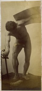 Studium męskiego nagiego modela, stojącego pochylonego z mieczem i tarczą w dłoniach, w pracowni Jacques de Lalaing autorstwa Jacques Lalaing (attributed to)