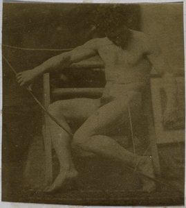 Studium nagiego modela siedzącego na stopniu, widzianego z przodu z liną i kokardą na kolanach, w pracowni Jacques de Lalaing autorstwa Jacques Lalaing (attributed to)