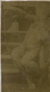 Studium nagiego modela siedzącego na stopniu, widzianego z przodu z liną i kokardą na kolanach, w pracowni Jacques de Lalaing autorstwa Jacques Lalaing (attributed to)