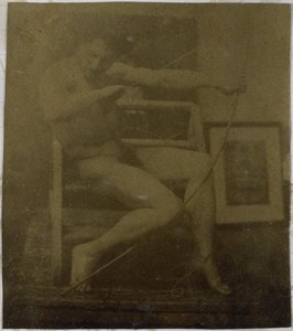 Studium nagiego modela siedzącego na stopniu, widzianego z przodu z liną i kokardą na kolanach, w pracowni Jacques de Lalaing autorstwa Jacques Lalaing (attributed to)