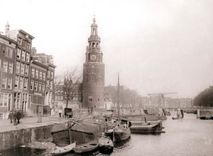 Barki na kanale przed Montelbaanstoren, Amsterdam, 1898. autorstwa James Batkin