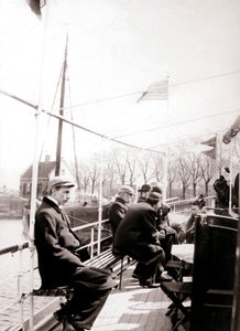 Pasażerowie łodzi, Broek, Holandia, 1898. autorstwa James Batkin