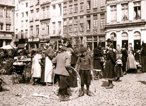 Chłopcy z obręczami na targu, Rotterdam, 1898 r. autorstwa James Batkin