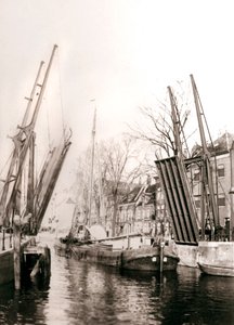 Most nad kanałem i łodzie, Dordrecht, Holandia, 1898. autorstwa James Batkin