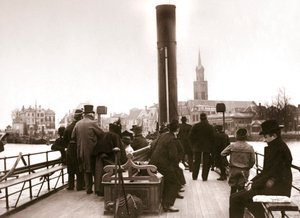Pasażerowie promu, Laandam, 1898. autorstwa James Batkin