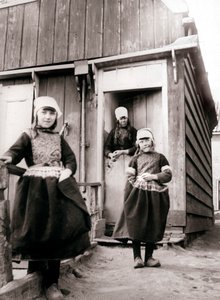 Dziewczyny w tradycyjnych strojach, Marken Island, Holandia, 1898.
