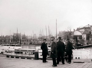 Mężczyźni płynący kanałem, Rotterdam, 1898 r. autorstwa James Batkin
