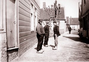 Mężczyźni w tradycyjnych strojach, Broek, Holandia, 1898.