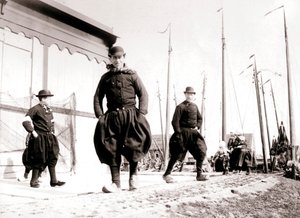 Mężczyźni w tradycyjnych strojach, Marken Island, Holandia, 1898
