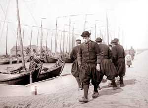 Mężczyźni w tradycyjnych strojach, Marken Island, Holandia, 1898