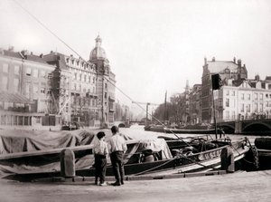 Dwóch chłopców nad kanałem, Rotterdam, 1898. autorstwa James Batkin