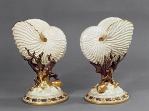 Para wazonów Worcester w kształcie muszli Nautilus, 1880 porcelana