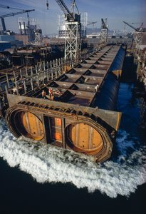 Odcinek rury tunelu dla BART, systemu transportu masowego Bay Area Rapid Transit, pływa... autorstwa James L Stanfield