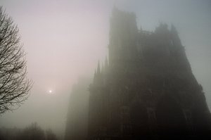 Widok na katedrę Notre-Dame w Amiens w porannej mgle. KATEDRA NOTRE-DAME, AMIENS,... autorstwa James L Stanfield