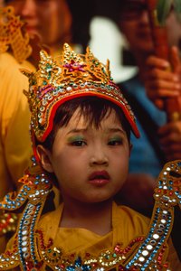 Młody czciciel na festiwalu Tabaung. Pagoda Shwe Dagon, Rangun, Birma. autorstwa James L Stanfield