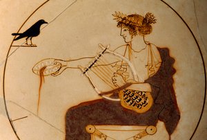 Apollo przedstawiony na pucharze wylewającym libację, gdy patrzy na niego wrona. Delphi Archaeologi...