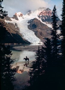Samotny koń i jeździec nad jeziorem u podnóża najwyższego szczytu Kanady. Mount Robson... autorstwa James L Stanfield