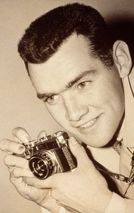 Fotograf z Milwaukee Post James L. Stanfield. Milwaukee, Wisconsin. Trzyma... autorstwa James L Stanfield