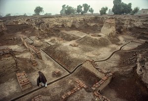 Widok dołu wypełnionego resztkami ceglanych murów, ceglana studnia. HARAPPA E.. autorstwa James L Stanfield