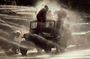 Ludzie są opryskiwani na Festiwalu Wody podczas Buddyjskiego Nowego Roku. Mandalay, Birma. autorstwa James L Stanfield