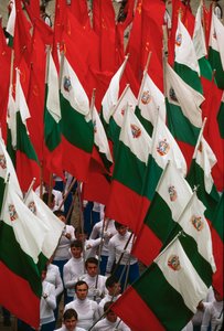 Procesja bułgarskich flag podczas obchodów Święta Narodowego. Sofia, Bułgaria. autorstwa James L Stanfield