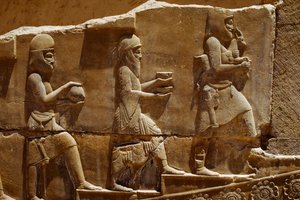 Rzeźba reliefowa przedstawiająca mężczyzn niosących ofiary na murach Persepolis. Persepolis, Iran. autorstwa James L Stanfield