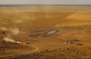 Pociąg drogowy przewożący bydło przecina odludny płaskowyż. Australia Zachodnia, Australia. autorstwa James L Stanfield