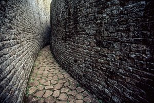 Ruiny Wielkiego Zimbabwe zostały zbudowane w latach 1250 n.e. autorstwa James L Stanfield