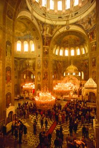 W katedrze Aleksandra Newskiego przeważają turyści. Sofia, Bułgaria. autorstwa James L Stanfield