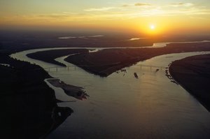 Widok o zmierzchu z lotu ptaka na zbieg rzek Ohio i Missisipi. Cairo, Illinois. autorstwa James L Stanfield