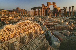 Widok na rzymskie ruiny w Palmyrze. PALMYRA, SYRIA. autorstwa James L Stanfield