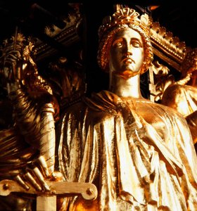 Sprawiedliwość, jedna z czterech cnót kardynalnych z baldachimu wieży Albert Memorial, ukończona w 1876 r. (brąz złocony) autorstwa James Redfern