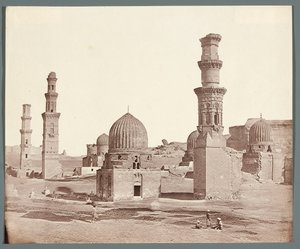 Egipt. Kair. Nekropola Południowa. Na pierwszym planie minaret przy mauzoleum Ali Badra Al-Karafiego (1300-1310), na drugim planie minaret Kusum z czasów mameluckich autorstwa James Robertson