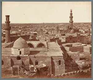 Egipt. Kair. Widok ogólny - na drugim planie madrasa - mauzoleum Umm As-Sultan Sza
