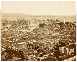 „Nuri Osmaniye” [Stambuł. Panorama miasta z widokiem na meczety: Meczet Nuruosmaniye (w centrum), Meczet Błękitny (po prawej w głębi) i Ayasofya (Hagia Sophia) (po lewej)] autorstwa James Robertson