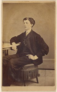 [Niezidentyfikowany młody mężczyzna siedzący przy stole]. autorstwa James S. Woodley