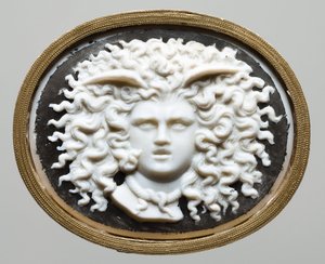 Głowa Meduzy - Warsztat Jamesa Tassie (1735-1799). Kolorowe szkło, złocony papier