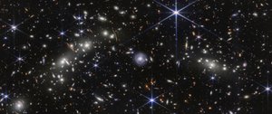 Gromada gwiazd (zdjęcie z kamery NIRCam) autorstwa James Webb Space Telescope (NASA)