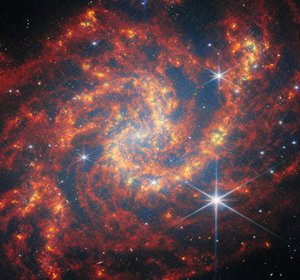 Webb odwiedza spiralę gwiazdotwórczą autorstwa James Webb Space Telescope (NASA)